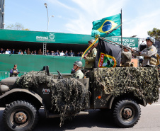 Aproximadamente 20 mil pessoas acompanharam neste sábado (7), em Curitiba, o desfile cívico-militar que comemora os 197 anos da Proclamação da Independência, segundo estimativas da Polícia Militar do Paraná. O governador Carlos Massa Ratinho Junior assistiu a solenidade de 7 de Setembro na Avenida Cândido de Abreu, acompanhado de sua família, do comandante da 5ª Divisão do Exército, general de divisão José Russo Assumpção Delgado, do vice-governador Darci Piana e de diversas autoridades.