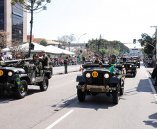 Aproximadamente 20 mil pessoas acompanharam neste sábado (7), em Curitiba, o desfile cívico-militar que comemora os 197 anos da Proclamação da Independência, segundo estimativas da Polícia Militar do Paraná. O governador Carlos Massa Ratinho Junior assistiu a solenidade de 7 de Setembro na Avenida Cândido de Abreu, acompanhado de sua família, do comandante da 5ª Divisão do Exército, general de divisão José Russo Assumpção Delgado, do vice-governador Darci Piana e de diversas autoridades.
