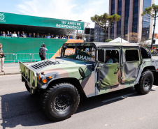 Aproximadamente 20 mil pessoas acompanharam neste sábado (7), em Curitiba, o desfile cívico-militar que comemora os 197 anos da Proclamação da Independência, segundo estimativas da Polícia Militar do Paraná. O governador Carlos Massa Ratinho Junior assistiu a solenidade de 7 de Setembro na Avenida Cândido de Abreu, acompanhado de sua família, do comandante da 5ª Divisão do Exército, general de divisão José Russo Assumpção Delgado, do vice-governador Darci Piana e de diversas autoridades.