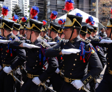 Aproximadamente 20 mil pessoas acompanharam neste sábado (7), em Curitiba, o desfile cívico-militar que comemora os 197 anos da Proclamação da Independência, segundo estimativas da Polícia Militar do Paraná. O governador Carlos Massa Ratinho Junior assistiu a solenidade de 7 de Setembro na Avenida Cândido de Abreu, acompanhado de sua família, do comandante da 5ª Divisão do Exército, general de divisão José Russo Assumpção Delgado, do vice-governador Darci Piana e de diversas autoridades.
