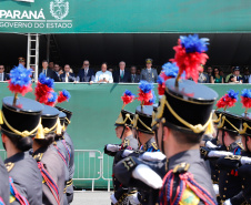 Aproximadamente 20 mil pessoas acompanharam neste sábado (7), em Curitiba, o desfile cívico-militar que comemora os 197 anos da Proclamação da Independência, segundo estimativas da Polícia Militar do Paraná. O governador Carlos Massa Ratinho Junior assistiu a solenidade de 7 de Setembro na Avenida Cândido de Abreu, acompanhado de sua família, do comandante da 5ª Divisão do Exército, general de divisão José Russo Assumpção Delgado, do vice-governador Darci Piana e de diversas autoridades.