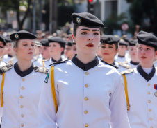 Aproximadamente 20 mil pessoas acompanharam neste sábado (7), em Curitiba, o desfile cívico-militar que comemora os 197 anos da Proclamação da Independência, segundo estimativas da Polícia Militar do Paraná. O governador Carlos Massa Ratinho Junior assistiu a solenidade de 7 de Setembro na Avenida Cândido de Abreu, acompanhado de sua família, do comandante da 5ª Divisão do Exército, general de divisão José Russo Assumpção Delgado, do vice-governador Darci Piana e de diversas autoridades.
