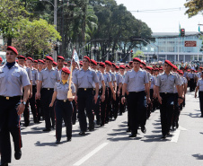 Aproximadamente 20 mil pessoas acompanharam neste sábado (7), em Curitiba, o desfile cívico-militar que comemora os 197 anos da Proclamação da Independência, segundo estimativas da Polícia Militar do Paraná. O governador Carlos Massa Ratinho Junior assistiu a solenidade de 7 de Setembro na Avenida Cândido de Abreu, acompanhado de sua família, do comandante da 5ª Divisão do Exército, general de divisão José Russo Assumpção Delgado, do vice-governador Darci Piana e de diversas autoridades.