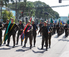 Aproximadamente 20 mil pessoas acompanharam neste sábado (7), em Curitiba, o desfile cívico-militar que comemora os 197 anos da Proclamação da Independência, segundo estimativas da Polícia Militar do Paraná. O governador Carlos Massa Ratinho Junior assistiu a solenidade de 7 de Setembro na Avenida Cândido de Abreu, acompanhado de sua família, do comandante da 5ª Divisão do Exército, general de divisão José Russo Assumpção Delgado, do vice-governador Darci Piana e de diversas autoridades.