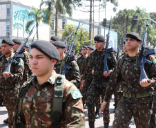 Aproximadamente 20 mil pessoas acompanharam neste sábado (7), em Curitiba, o desfile cívico-militar que comemora os 197 anos da Proclamação da Independência, segundo estimativas da Polícia Militar do Paraná. O governador Carlos Massa Ratinho Junior assistiu a solenidade de 7 de Setembro na Avenida Cândido de Abreu, acompanhado de sua família, do comandante da 5ª Divisão do Exército, general de divisão José Russo Assumpção Delgado, do vice-governador Darci Piana e de diversas autoridades.