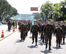 Aproximadamente 20 mil pessoas acompanharam neste sábado (7), em Curitiba, o desfile cívico-militar que comemora os 197 anos da Proclamação da Independência, segundo estimativas da Polícia Militar do Paraná. O governador Carlos Massa Ratinho Junior assistiu a solenidade de 7 de Setembro na Avenida Cândido de Abreu, acompanhado de sua família, do comandante da 5ª Divisão do Exército, general de divisão José Russo Assumpção Delgado, do vice-governador Darci Piana e de diversas autoridades.