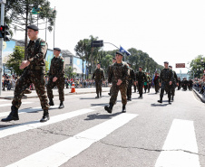 Aproximadamente 20 mil pessoas acompanharam neste sábado (7), em Curitiba, o desfile cívico-militar que comemora os 197 anos da Proclamação da Independência, segundo estimativas da Polícia Militar do Paraná. O governador Carlos Massa Ratinho Junior assistiu a solenidade de 7 de Setembro na Avenida Cândido de Abreu, acompanhado de sua família, do comandante da 5ª Divisão do Exército, general de divisão José Russo Assumpção Delgado, do vice-governador Darci Piana e de diversas autoridades.