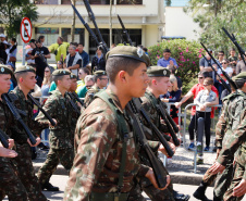 Aproximadamente 20 mil pessoas acompanharam neste sábado (7), em Curitiba, o desfile cívico-militar que comemora os 197 anos da Proclamação da Independência, segundo estimativas da Polícia Militar do Paraná. O governador Carlos Massa Ratinho Junior assistiu a solenidade de 7 de Setembro na Avenida Cândido de Abreu, acompanhado de sua família, do comandante da 5ª Divisão do Exército, general de divisão José Russo Assumpção Delgado, do vice-governador Darci Piana e de diversas autoridades.