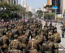 Aproximadamente 20 mil pessoas acompanharam neste sábado (7), em Curitiba, o desfile cívico-militar que comemora os 197 anos da Proclamação da Independência, segundo estimativas da Polícia Militar do Paraná. O governador Carlos Massa Ratinho Junior assistiu a solenidade de 7 de Setembro na Avenida Cândido de Abreu, acompanhado de sua família, do comandante da 5ª Divisão do Exército, general de divisão José Russo Assumpção Delgado, do vice-governador Darci Piana e de diversas autoridades.