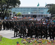 Aproximadamente 20 mil pessoas acompanharam neste sábado (7), em Curitiba, o desfile cívico-militar que comemora os 197 anos da Proclamação da Independência, segundo estimativas da Polícia Militar do Paraná. O governador Carlos Massa Ratinho Junior assistiu a solenidade de 7 de Setembro na Avenida Cândido de Abreu, acompanhado de sua família, do comandante da 5ª Divisão do Exército, general de divisão José Russo Assumpção Delgado, do vice-governador Darci Piana e de diversas autoridades.