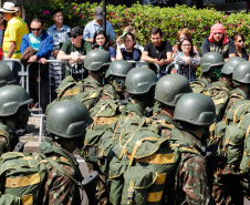Aproximadamente 20 mil pessoas acompanharam neste sábado (7), em Curitiba, o desfile cívico-militar que comemora os 197 anos da Proclamação da Independência, segundo estimativas da Polícia Militar do Paraná. O governador Carlos Massa Ratinho Junior assistiu a solenidade de 7 de Setembro na Avenida Cândido de Abreu, acompanhado de sua família, do comandante da 5ª Divisão do Exército, general de divisão José Russo Assumpção Delgado, do vice-governador Darci Piana e de diversas autoridades.