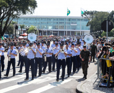 Aproximadamente 20 mil pessoas acompanharam neste sábado (7), em Curitiba, o desfile cívico-militar que comemora os 197 anos da Proclamação da Independência, segundo estimativas da Polícia Militar do Paraná. O governador Carlos Massa Ratinho Junior assistiu a solenidade de 7 de Setembro na Avenida Cândido de Abreu, acompanhado de sua família, do comandante da 5ª Divisão do Exército, general de divisão José Russo Assumpção Delgado, do vice-governador Darci Piana e de diversas autoridades.