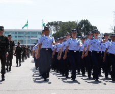 Aproximadamente 20 mil pessoas acompanharam neste sábado (7), em Curitiba, o desfile cívico-militar que comemora os 197 anos da Proclamação da Independência, segundo estimativas da Polícia Militar do Paraná. O governador Carlos Massa Ratinho Junior assistiu a solenidade de 7 de Setembro na Avenida Cândido de Abreu, acompanhado de sua família, do comandante da 5ª Divisão do Exército, general de divisão José Russo Assumpção Delgado, do vice-governador Darci Piana e de diversas autoridades.