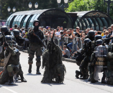 Aproximadamente 20 mil pessoas acompanharam neste sábado (7), em Curitiba, o desfile cívico-militar que comemora os 197 anos da Proclamação da Independência, segundo estimativas da Polícia Militar do Paraná. O governador Carlos Massa Ratinho Junior assistiu a solenidade de 7 de Setembro na Avenida Cândido de Abreu, acompanhado de sua família, do comandante da 5ª Divisão do Exército, general de divisão José Russo Assumpção Delgado, do vice-governador Darci Piana e de diversas autoridades.