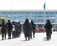 Aproximadamente 20 mil pessoas acompanharam neste sábado (7), em Curitiba, o desfile cívico-militar que comemora os 197 anos da Proclamação da Independência, segundo estimativas da Polícia Militar do Paraná. O governador Carlos Massa Ratinho Junior assistiu a solenidade de 7 de Setembro na Avenida Cândido de Abreu, acompanhado de sua família, do comandante da 5ª Divisão do Exército, general de divisão José Russo Assumpção Delgado, do vice-governador Darci Piana e de diversas autoridades.