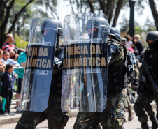 Aproximadamente 20 mil pessoas acompanharam neste sábado (7), em Curitiba, o desfile cívico-militar que comemora os 197 anos da Proclamação da Independência, segundo estimativas da Polícia Militar do Paraná. O governador Carlos Massa Ratinho Junior assistiu a solenidade de 7 de Setembro na Avenida Cândido de Abreu, acompanhado de sua família, do comandante da 5ª Divisão do Exército, general de divisão José Russo Assumpção Delgado, do vice-governador Darci Piana e de diversas autoridades.