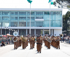 Aproximadamente 20 mil pessoas acompanharam neste sábado (7), em Curitiba, o desfile cívico-militar que comemora os 197 anos da Proclamação da Independência, segundo estimativas da Polícia Militar do Paraná. O governador Carlos Massa Ratinho Junior assistiu a solenidade de 7 de Setembro na Avenida Cândido de Abreu, acompanhado de sua família, do comandante da 5ª Divisão do Exército, general de divisão José Russo Assumpção Delgado, do vice-governador Darci Piana e de diversas autoridades.