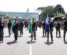 Aproximadamente 20 mil pessoas acompanharam neste sábado (7), em Curitiba, o desfile cívico-militar que comemora os 197 anos da Proclamação da Independência, segundo estimativas da Polícia Militar do Paraná. O governador Carlos Massa Ratinho Junior assistiu a solenidade de 7 de Setembro na Avenida Cândido de Abreu, acompanhado de sua família, do comandante da 5ª Divisão do Exército, general de divisão José Russo Assumpção Delgado, do vice-governador Darci Piana e de diversas autoridades.