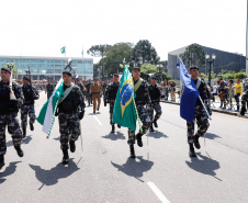 Aproximadamente 20 mil pessoas acompanharam neste sábado (7), em Curitiba, o desfile cívico-militar que comemora os 197 anos da Proclamação da Independência, segundo estimativas da Polícia Militar do Paraná. O governador Carlos Massa Ratinho Junior assistiu a solenidade de 7 de Setembro na Avenida Cândido de Abreu, acompanhado de sua família, do comandante da 5ª Divisão do Exército, general de divisão José Russo Assumpção Delgado, do vice-governador Darci Piana e de diversas autoridades.