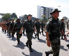 Aproximadamente 20 mil pessoas acompanharam neste sábado (7), em Curitiba, o desfile cívico-militar que comemora os 197 anos da Proclamação da Independência, segundo estimativas da Polícia Militar do Paraná. O governador Carlos Massa Ratinho Junior assistiu a solenidade de 7 de Setembro na Avenida Cândido de Abreu, acompanhado de sua família, do comandante da 5ª Divisão do Exército, general de divisão José Russo Assumpção Delgado, do vice-governador Darci Piana e de diversas autoridades.