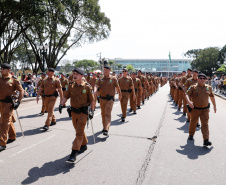 Aproximadamente 20 mil pessoas acompanharam neste sábado (7), em Curitiba, o desfile cívico-militar que comemora os 197 anos da Proclamação da Independência, segundo estimativas da Polícia Militar do Paraná. O governador Carlos Massa Ratinho Junior assistiu a solenidade de 7 de Setembro na Avenida Cândido de Abreu, acompanhado de sua família, do comandante da 5ª Divisão do Exército, general de divisão José Russo Assumpção Delgado, do vice-governador Darci Piana e de diversas autoridades.