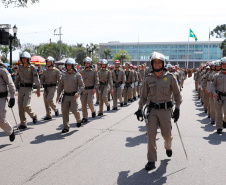 Aproximadamente 20 mil pessoas acompanharam neste sábado (7), em Curitiba, o desfile cívico-militar que comemora os 197 anos da Proclamação da Independência, segundo estimativas da Polícia Militar do Paraná. O governador Carlos Massa Ratinho Junior assistiu a solenidade de 7 de Setembro na Avenida Cândido de Abreu, acompanhado de sua família, do comandante da 5ª Divisão do Exército, general de divisão José Russo Assumpção Delgado, do vice-governador Darci Piana e de diversas autoridades.