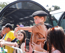 Aproximadamente 20 mil pessoas acompanharam neste sábado (7), em Curitiba, o desfile cívico-militar que comemora os 197 anos da Proclamação da Independência, segundo estimativas da Polícia Militar do Paraná. O governador Carlos Massa Ratinho Junior assistiu a solenidade de 7 de Setembro na Avenida Cândido de Abreu, acompanhado de sua família, do comandante da 5ª Divisão do Exército, general de divisão José Russo Assumpção Delgado, do vice-governador Darci Piana e de diversas autoridades.
