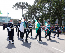 Aproximadamente 20 mil pessoas acompanharam neste sábado (7), em Curitiba, o desfile cívico-militar que comemora os 197 anos da Proclamação da Independência, segundo estimativas da Polícia Militar do Paraná. O governador Carlos Massa Ratinho Junior assistiu a solenidade de 7 de Setembro na Avenida Cândido de Abreu, acompanhado de sua família, do comandante da 5ª Divisão do Exército, general de divisão José Russo Assumpção Delgado, do vice-governador Darci Piana e de diversas autoridades.