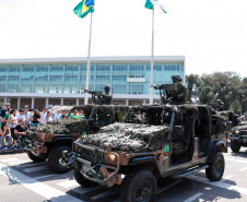 Aproximadamente 20 mil pessoas acompanharam neste sábado (7), em Curitiba, o desfile cívico-militar que comemora os 197 anos da Proclamação da Independência, segundo estimativas da Polícia Militar do Paraná. O governador Carlos Massa Ratinho Junior assistiu a solenidade de 7 de Setembro na Avenida Cândido de Abreu, acompanhado de sua família, do comandante da 5ª Divisão do Exército, general de divisão José Russo Assumpção Delgado, do vice-governador Darci Piana e de diversas autoridades.