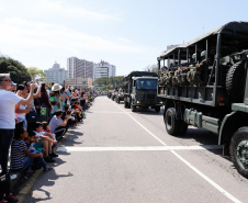 Aproximadamente 20 mil pessoas acompanharam neste sábado (7), em Curitiba, o desfile cívico-militar que comemora os 197 anos da Proclamação da Independência, segundo estimativas da Polícia Militar do Paraná. O governador Carlos Massa Ratinho Junior assistiu a solenidade de 7 de Setembro na Avenida Cândido de Abreu, acompanhado de sua família, do comandante da 5ª Divisão do Exército, general de divisão José Russo Assumpção Delgado, do vice-governador Darci Piana e de diversas autoridades.