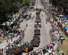 Aproximadamente 20 mil pessoas acompanharam neste sábado (7), em Curitiba, o desfile cívico-militar que comemora os 197 anos da Proclamação da Independência, segundo estimativas da Polícia Militar do Paraná. O governador Carlos Massa Ratinho Junior assistiu a solenidade de 7 de Setembro na Avenida Cândido de Abreu, acompanhado de sua família, do comandante da 5ª Divisão do Exército, general de divisão José Russo Assumpção Delgado, do vice-governador Darci Piana e de diversas autoridades.