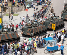 Aproximadamente 20 mil pessoas acompanharam neste sábado (7), em Curitiba, o desfile cívico-militar que comemora os 197 anos da Proclamação da Independência, segundo estimativas da Polícia Militar do Paraná. O governador Carlos Massa Ratinho Junior assistiu a solenidade de 7 de Setembro na Avenida Cândido de Abreu, acompanhado de sua família, do comandante da 5ª Divisão do Exército, general de divisão José Russo Assumpção Delgado, do vice-governador Darci Piana e de diversas autoridades.