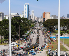 Aproximadamente 20 mil pessoas acompanharam neste sábado (7), em Curitiba, o desfile cívico-militar que comemora os 197 anos da Proclamação da Independência, segundo estimativas da Polícia Militar do Paraná. O governador Carlos Massa Ratinho Junior assistiu a solenidade de 7 de Setembro na Avenida Cândido de Abreu, acompanhado de sua família, do comandante da 5ª Divisão do Exército, general de divisão José Russo Assumpção Delgado, do vice-governador Darci Piana e de diversas autoridades.