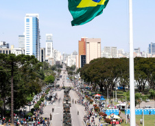 Aproximadamente 20 mil pessoas acompanharam neste sábado (7), em Curitiba, o desfile cívico-militar que comemora os 197 anos da Proclamação da Independência, segundo estimativas da Polícia Militar do Paraná. O governador Carlos Massa Ratinho Junior assistiu a solenidade de 7 de Setembro na Avenida Cândido de Abreu, acompanhado de sua família, do comandante da 5ª Divisão do Exército, general de divisão José Russo Assumpção Delgado, do vice-governador Darci Piana e de diversas autoridades.