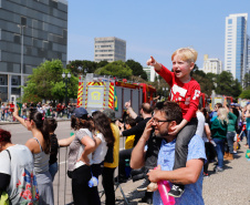 Aproximadamente 20 mil pessoas acompanharam neste sábado (7), em Curitiba, o desfile cívico-militar que comemora os 197 anos da Proclamação da Independência, segundo estimativas da Polícia Militar do Paraná. O governador Carlos Massa Ratinho Junior assistiu a solenidade de 7 de Setembro na Avenida Cândido de Abreu, acompanhado de sua família, do comandante da 5ª Divisão do Exército, general de divisão José Russo Assumpção Delgado, do vice-governador Darci Piana e de diversas autoridades.