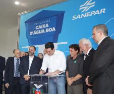 O governador Carlos Massa Ratinho Junior anunciou nesta segunda-feira (9) a expansão do programa que viabiliza instalação de caixas d'água em casas de famílias em situação de vulnerabilidade social. Participaram: secretários da Justiça, Família e Trabalho, Ney Leprevost; da Saúde, Beto Preto; presidente da Sanepar, Claudio Stabile; deputados estaduais; prefeitos; entre outras autoridades.Curitiba, 09-09-19.Foto: Arnaldo Alves / AEN.