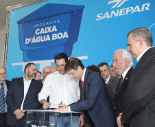 O governador Carlos Massa Ratinho Junior anunciou nesta segunda-feira (9) a expansão do programa que viabiliza instalação de caixas d'água em casas de famílias em situação de vulnerabilidade social. Participaram: secretários da Justiça, Família e Trabalho, Ney Leprevost; da Saúde, Beto Preto; presidente da Sanepar, Claudio Stabile; deputados estaduais; prefeitos; entre outras autoridades.Curitiba, 09-09-19.Foto: Arnaldo Alves / AEN.