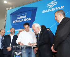 O governador Carlos Massa Ratinho Junior anunciou nesta segunda-feira (9) a expansão do programa que viabiliza instalação de caixas d'água em casas de famílias em situação de vulnerabilidade social. Participaram: secretários da Justiça, Família e Trabalho, Ney Leprevost; da Saúde, Beto Preto; presidente da Sanepar, Claudio Stabile; deputados estaduais; prefeitos; entre outras autoridades.Curitiba, 09-09-19.Foto: Arnaldo Alves / AEN.