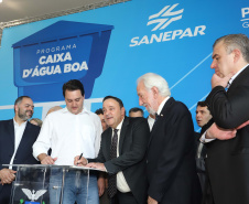 O governador Carlos Massa Ratinho Junior anunciou nesta segunda-feira (9) a expansão do programa que viabiliza instalação de caixas d'água em casas de famílias em situação de vulnerabilidade social. Participaram: secretários da Justiça, Família e Trabalho, Ney Leprevost; da Saúde, Beto Preto; presidente da Sanepar, Claudio Stabile; deputados estaduais; prefeitos; entre outras autoridades.Curitiba, 09-09-19.Foto: Arnaldo Alves / AEN.