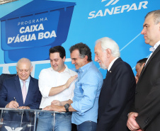 O governador Carlos Massa Ratinho Junior anunciou nesta segunda-feira (9) a expansão do programa que viabiliza instalação de caixas d'água em casas de famílias em situação de vulnerabilidade social. Participaram: secretários da Justiça, Família e Trabalho, Ney Leprevost; da Saúde, Beto Preto; presidente da Sanepar, Claudio Stabile; deputados estaduais; prefeitos; entre outras autoridades.Curitiba, 09-09-19.Foto: Arnaldo Alves / AEN.