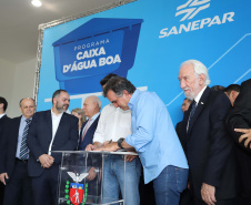 O governador Carlos Massa Ratinho Junior anunciou nesta segunda-feira (9) a expansão do programa que viabiliza instalação de caixas d'água em casas de famílias em situação de vulnerabilidade social. Participaram: secretários da Justiça, Família e Trabalho, Ney Leprevost; da Saúde, Beto Preto; presidente da Sanepar, Claudio Stabile; deputados estaduais; prefeitos; entre outras autoridades.Curitiba, 09-09-19.Foto: Arnaldo Alves / AEN.