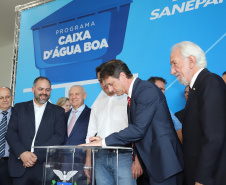 O governador Carlos Massa Ratinho Junior anunciou nesta segunda-feira (9) a expansão do programa que viabiliza instalação de caixas d'água em casas de famílias em situação de vulnerabilidade social. Participaram: secretários da Justiça, Família e Trabalho, Ney Leprevost; da Saúde, Beto Preto; presidente da Sanepar, Claudio Stabile; deputados estaduais; prefeitos; entre outras autoridades.Curitiba, 09-09-19.Foto: Arnaldo Alves / AEN.