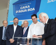 O governador Carlos Massa Ratinho Junior anunciou nesta segunda-feira (9) a expansão do programa que viabiliza instalação de caixas d'água em casas de famílias em situação de vulnerabilidade social. Participaram: secretários da Justiça, Família e Trabalho, Ney Leprevost; da Saúde, Beto Preto; presidente da Sanepar, Claudio Stabile; deputados estaduais; prefeitos; entre outras autoridades.Curitiba, 09-09-19.Foto: Arnaldo Alves / AEN.