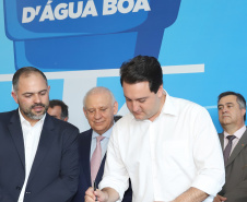 O governador Carlos Massa Ratinho Junior anunciou nesta segunda-feira (9) a expansão do programa que viabiliza instalação de caixas d'água em casas de famílias em situação de vulnerabilidade social. Participaram: secretários da Justiça, Família e Trabalho, Ney Leprevost; da Saúde, Beto Preto; presidente da Sanepar, Claudio Stabile; deputados estaduais; prefeitos; entre outras autoridades.Curitiba, 09-09-19.Foto: Arnaldo Alves / AEN.