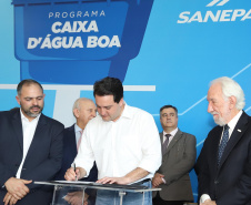 O governador Carlos Massa Ratinho Junior anunciou nesta segunda-feira (9) a expansão do programa que viabiliza instalação de caixas d'água em casas de famílias em situação de vulnerabilidade social. Participaram: secretários da Justiça, Família e Trabalho, Ney Leprevost; da Saúde, Beto Preto; presidente da Sanepar, Claudio Stabile; deputados estaduais; prefeitos; entre outras autoridades.Curitiba, 09-09-19.Foto: Arnaldo Alves / AEN.