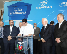 O governador Carlos Massa Ratinho Junior anunciou nesta segunda-feira (9) a expansão do programa que viabiliza instalação de caixas d'água em casas de famílias em situação de vulnerabilidade social. Participaram: secretários da Justiça, Família e Trabalho, Ney Leprevost; da Saúde, Beto Preto; presidente da Sanepar, Claudio Stabile; deputados estaduais; prefeitos; entre outras autoridades.Curitiba, 09-09-19.Foto: Arnaldo Alves / AEN.