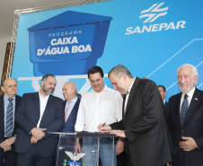 O governador Carlos Massa Ratinho Junior anunciou nesta segunda-feira (9) a expansão do programa que viabiliza instalação de caixas d'água em casas de famílias em situação de vulnerabilidade social. Participaram: secretários da Justiça, Família e Trabalho, Ney Leprevost; da Saúde, Beto Preto; presidente da Sanepar, Claudio Stabile; deputados estaduais; prefeitos; entre outras autoridades.Curitiba, 09-09-19.Foto: Arnaldo Alves / AEN.