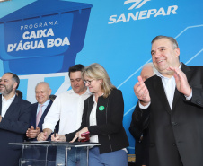 O governador Carlos Massa Ratinho Junior anunciou nesta segunda-feira (9) a expansão do programa que viabiliza instalação de caixas d'água em casas de famílias em situação de vulnerabilidade social. Participaram: secretários da Justiça, Família e Trabalho, Ney Leprevost; da Saúde, Beto Preto; presidente da Sanepar, Claudio Stabile; deputados estaduais; prefeitos; entre outras autoridades.Curitiba, 09-09-19.Foto: Arnaldo Alves / AEN.