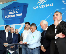 O governador Carlos Massa Ratinho Junior anunciou nesta segunda-feira (9) a expansão do programa que viabiliza instalação de caixas d'água em casas de famílias em situação de vulnerabilidade social. Participaram: secretários da Justiça, Família e Trabalho, Ney Leprevost; da Saúde, Beto Preto; presidente da Sanepar, Claudio Stabile; deputados estaduais; prefeitos; entre outras autoridades.Curitiba, 09-09-19.Foto: Arnaldo Alves / AEN.