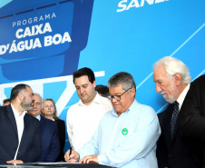 O governador Carlos Massa Ratinho Junior anunciou nesta segunda-feira (9) a expansão do programa que viabiliza instalação de caixas d'água em casas de famílias em situação de vulnerabilidade social. Participaram: secretários da Justiça, Família e Trabalho, Ney Leprevost; da Saúde, Beto Preto; presidente da Sanepar, Claudio Stabile; deputados estaduais; prefeitos; entre outras autoridades.Curitiba, 09-09-19.Foto: Arnaldo Alves / AEN.